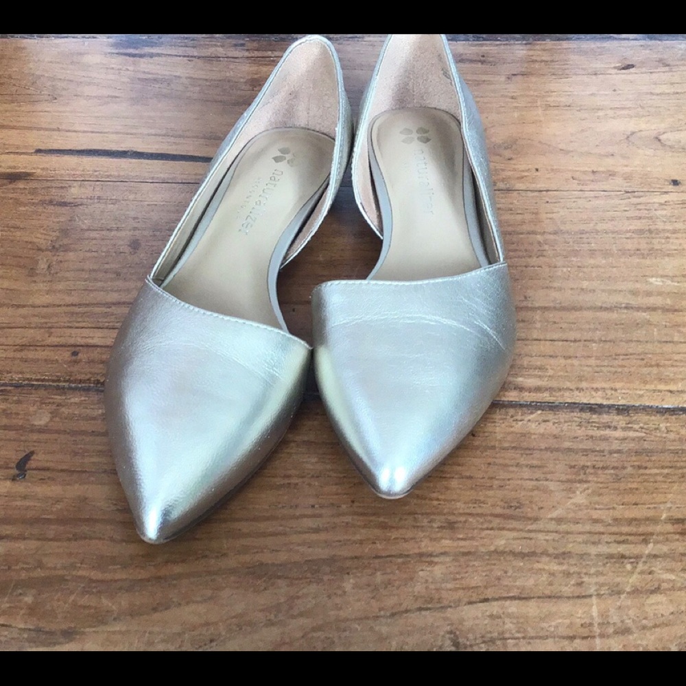 🌟💕NWOT 💕🌟Ladies Naturalizer Gold Flats 5M
